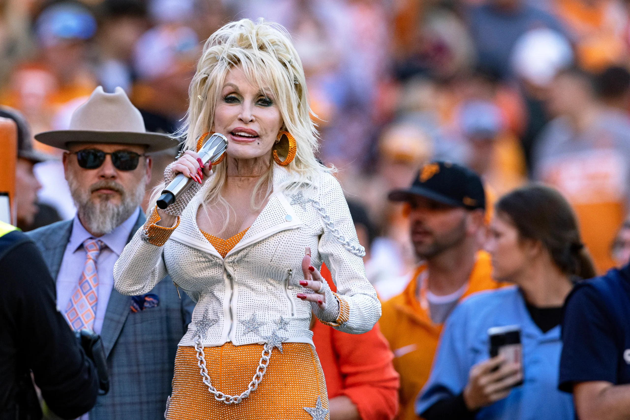 Dolly Parton Sings ‘Rocky Top’ At Tennessee-Georgia Game P.C. WATE